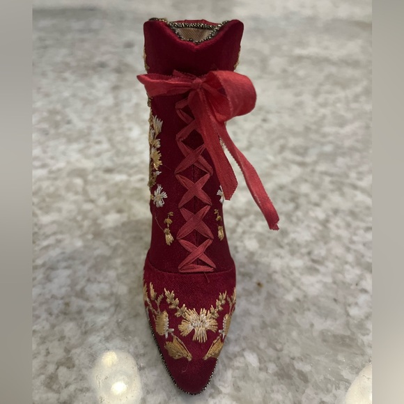 Putting on the Ritz by Popular Imports (2000) - red velvet resin shoe. #FS143 - Picture 2 of 6